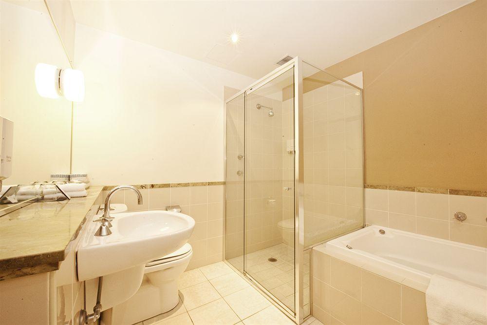 Metro On Pitt Hotel 4*