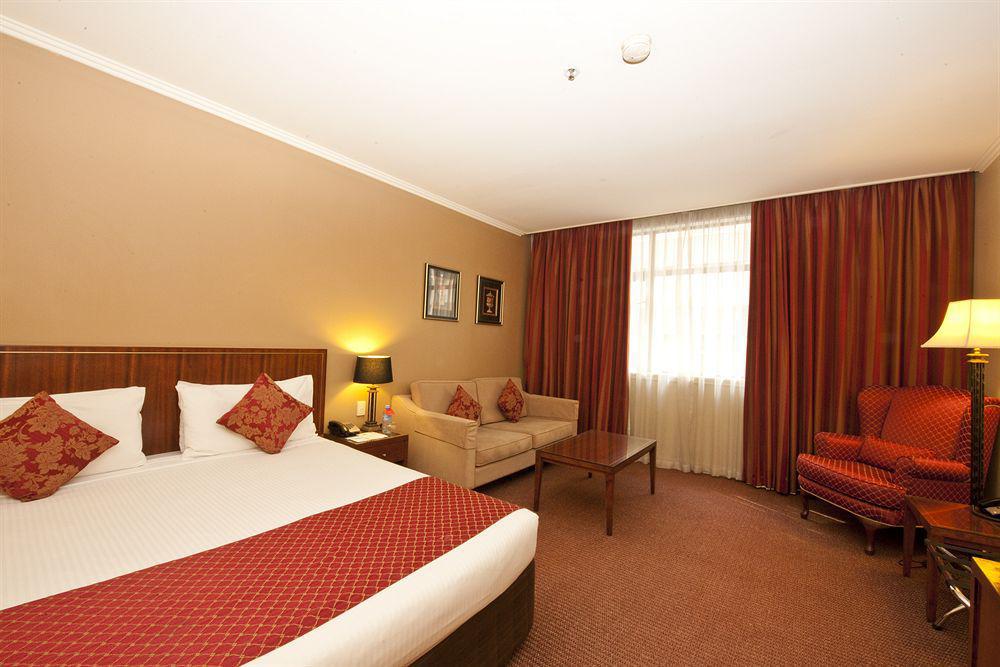 Hotel Metro On Pitt 4*